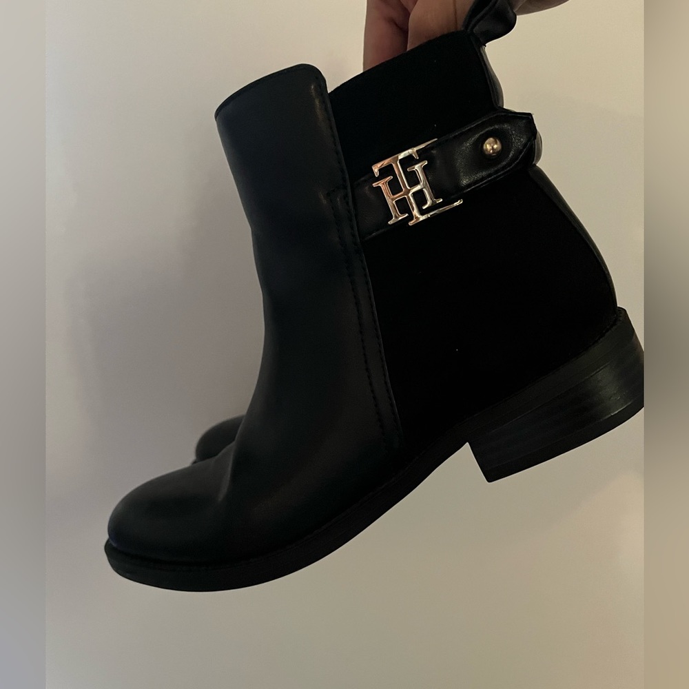 Tommy Hilfiger Chelsea Boots ( size 6 )